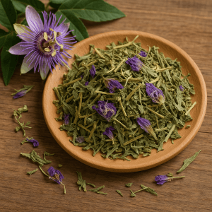 Passiflore incarnata séchée avec fleurs violettes et feuilles vertes, utilisée en tisane apaisante contre le stress et l’insomnie